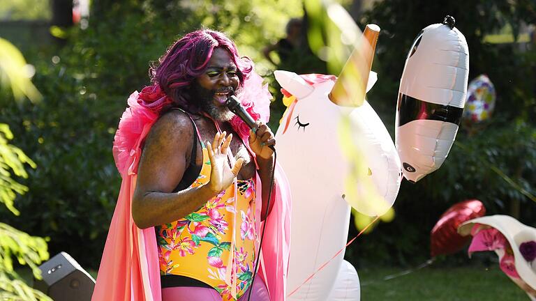Richard-Wagner-Festspiele in Bayreuth - Travestiekünstler Le Gateau Chocolat in der Pause im Festspielpark. (Archiv) Richard-Wagner-Festspiele in Bayreuth - Travestiekünstler Le Gateau Chocolat in der Pause im Festspielpark. (Archiv)