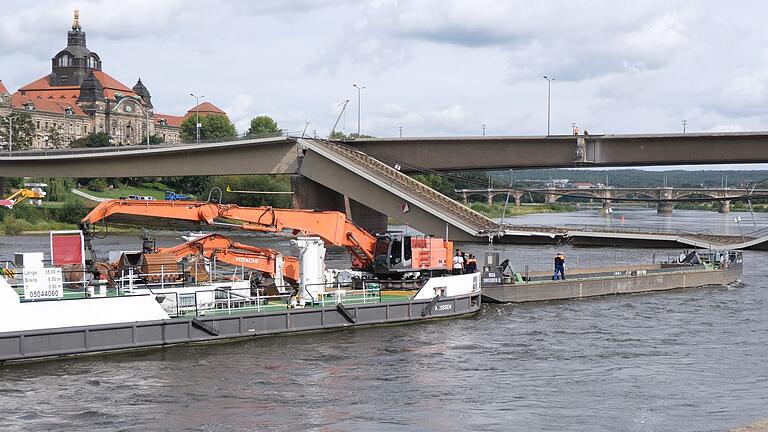 Carolabrücke in Dresden eingestürzt       -  Nach dem Teileinsturz der Brücke zeichnet sich ein Elbe-Hochwasser ab.