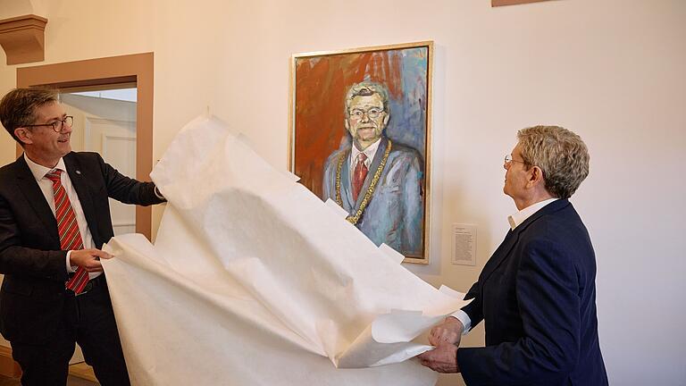 OB Christian Schuchardt und Ex-OB Georg Rosenthal enthüllen dessen Portrait im Würzburger Rathaus. OB Christian Schuchardt und Ex-OB Georg Rosenthal enthüllen dessen Portrait im Würzburger Rathaus.