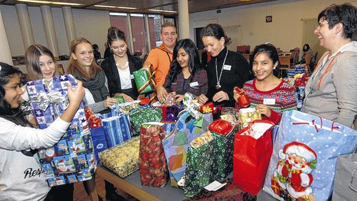 Weihnachten bei Sant'Egidio: Angelika Leuchner (rechts) und ihre vielen Helfer sorgten dafür, dass sich jeder der 1100 Gäste über ein Geschenk freuen konnte. Weihnachten bei Sant'Egidio: Angelika Leuchner (rechts) und ihre vielen Helfer sorgten dafür, dass sich jeder der 1100 Gäste über ein Geschenk freuen konnte.