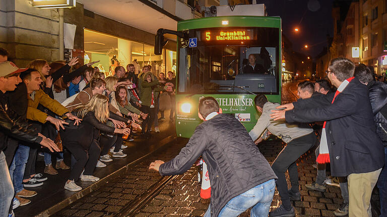 Hoch her geht es in den Kneipenmeilen der Stadt, wie hier in der Sanderstraße nicht nur nach Fußballspielen. Die CSU-Stadtratsfraktion möchte nun wissen, ob in anderen Städten&nbsp; eine Sperrzeitverlängerung mehr Ruhe brachte.