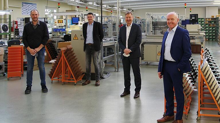 Wirtschaftsgespräch mit Betriebsbesichtigung bei PrehKeyTec in Mellrichstadt: im Bild (von links) Fertigungsleiter Walter Weigand, Jörg Geier von der Stabsstelle Kreisentwicklung am Landratsamt, Geschäftsführer Erik Miersch und Landrat Thomas Habermann.