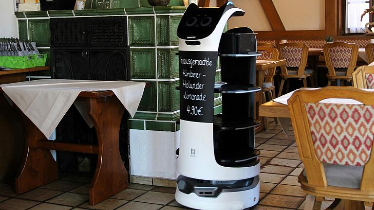 Der Service-Roboter 'Bella' kennt seine Wege im Gasthaus der Familie Hubert in Hörblach ganz genau. Der Service-Roboter 'Bella' kennt seine Wege im Gasthaus der Familie Hubert in Hörblach ganz genau.