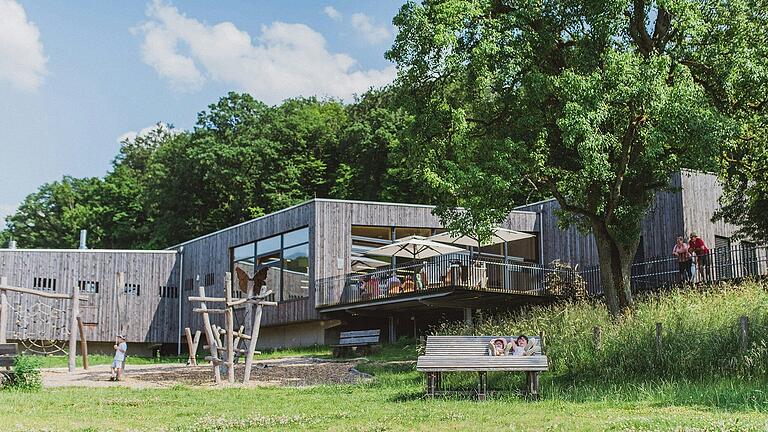 Das Steigerwald-Zentrum im Oberschwarzacher Gemeindeteil Handthal wurde im Jahr 2014 eröffnet und hat sich als Bildungseinrichtung über die Region hinaus etabliert. Das Steigerwald-Zentrum im Oberschwarzacher Gemeindeteil Handthal wurde im Jahr 2014 eröffnet und hat sich als Bildungseinrichtung über die Region hinaus etabliert.