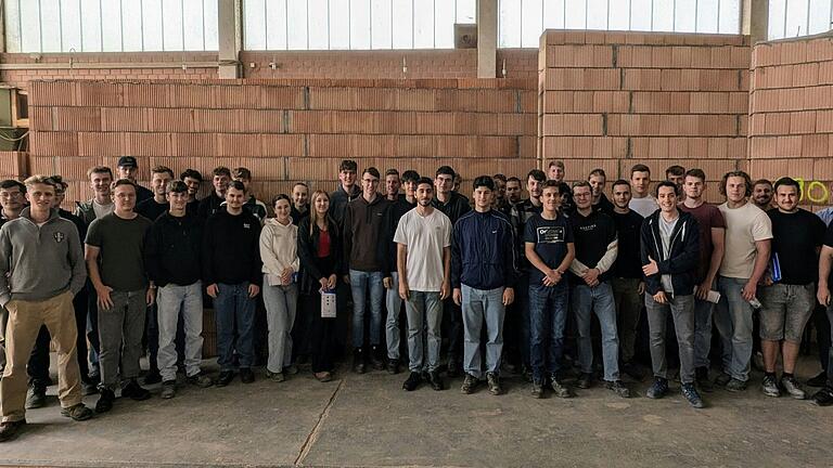 Studierende der Technischen Hochschule Würzburg-Schweinfurt mit Geschäftsführer Stefan Englert (zweiter von rechts) vom Ziegelwerk Englert Zeilitzheim und Fred Krauß (zweiter von links) Verkauf Ziegelwerk Englert