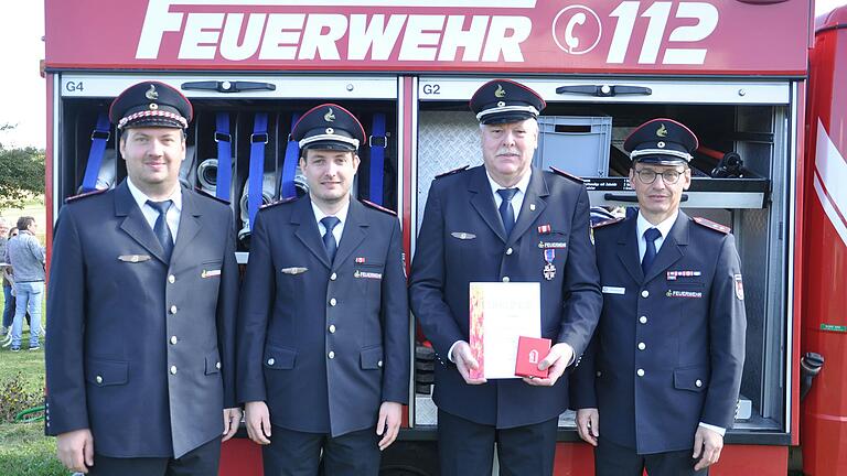 Der stellvertretende Kreisbrandmeister Heiko Wolpert (rechts) nutzte die Gelegenheit, einen verdienten Kameraden auszuzeichnen. Aus seinen Händen erhielt Elmar Schmieg&nbsp; (Dritter von links) das silberne Feuerwehr-Ehrenkreuz des Kreisfeuerwehrverbandes. Mit auf dem Foto sind Adrian Bayer (links) und Philipp Schenk (Zweiter von links).