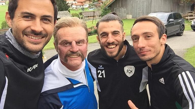 Alex Schmidt (links) mit dem als Trainer verkleideten Guido Cantz (Zweiter von links) sowie zwei weiteren Lockvögeln des &bdquo;Verstehen Sie Spaß?&ldquo;-Streiches.