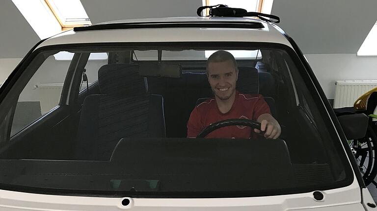 Physio-, Ergo- und Sporttherapie gehören in Bad Berka zum Klinikalltag. Hier lernt Tobias Büttner, selbständig wieder in ein Auto ein- und auszusteigen.