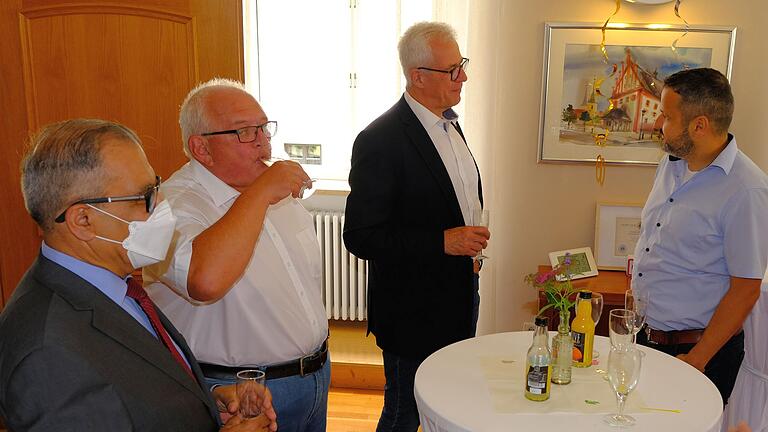 Beim 60. Geburtstag von Bürgermeister Günther Werner (Mitte) konnte zweiter Bürgermeister Norbert Geier (2. von links) schon einmal mit seinen Stadtratskollegen von der Wählergemeinschaft - links Hachem Farmand und rechts Michael Spies - anstoßen, zu der er nun selbst gewechselt ist. Beim 60. Geburtstag von Bürgermeister Günther Werner (Mitte) konnte zweiter Bürgermeister Norbert Geier (2. von links) schon einmal mit seinen Stadtratskollegen von der Wählergemeinschaft - links Hachem Farmand und rechts Michael Spies - anstoßen, zu der er nun selbst gewechselt ist.