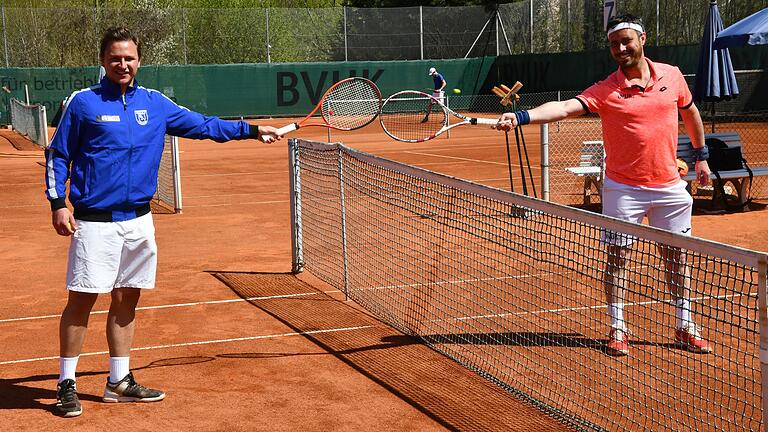 Tennisspielen ist unter Beachtung bestimmter Verhaltens- und Hygieneregeln erlaubt. Auf dem Bild begrüßen sich Christian Kosolowski (links) und Christopher Enser-Bönisch, beide Mitglieder im Präsidium des TC Weiß-Blau Würzburg, unter Einhaltung des Abstands.