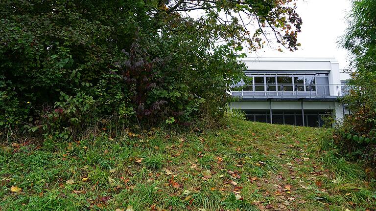 In den Hang hinein gebaut wird ein weiteres Gebäude der Realschule Höchberg, um das Platzproblem zu lösen.&nbsp;