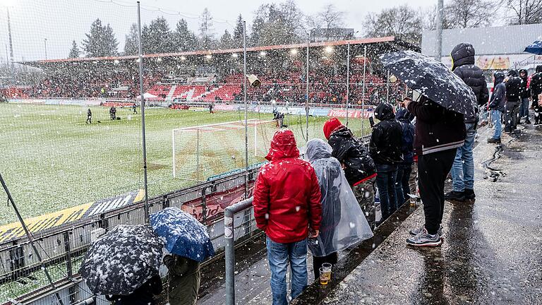 Von heftigen Schneefällen war die Partie der Würzburger Kickers gegen den 1. FC Kaiserslautern begleitet. Das Spiel konnte erst eine halbe Stunde später angepfiffen werden.