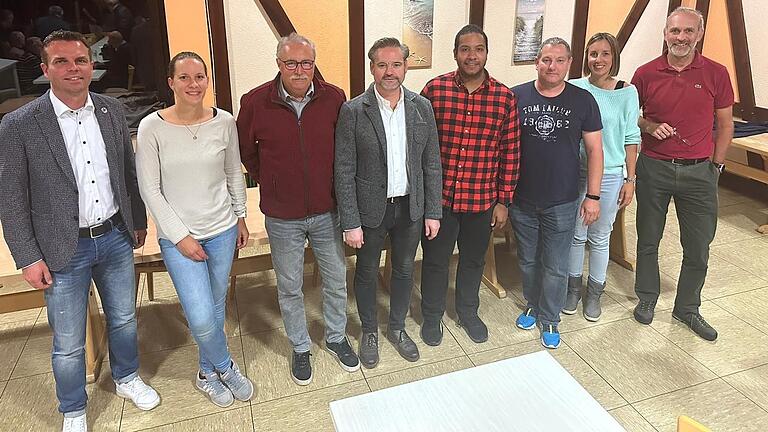 Die neue Führungsriege bei der SG Franken 06 Sennfeld neben Sennfelds 1. Bürgermeister Oliver Schulze (v.l.): Barbara Serzisko (Beisitzerin Öffentlichkeitsarbeit und Protokollwesen), Michael Stich (Beisitzer Mitgliederverwaltung/Erfüllung der Meldepflichten), Mathias Schlotter (Vorstand Verwaltung und Organisation), Benjamin Blake (Vorstand Finanzen), Jochen Klaus (Vorstand Anlagenverwaltung), Julia Heuser (Beisitzerin Sportwesen), Thomas Wolfrum (Beisitzer Abrechnungswesen und Vollzug Datenschutzgesetze). Es fehlt: Susanne Lux (Beisitzerin Frauenvertretung und Jugendarbeit).