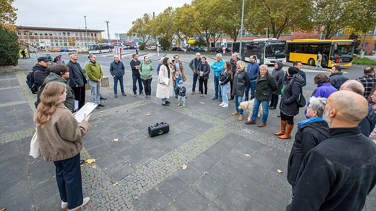 Besonders der Vorplatz des Schweinfurter Hauptbahnhofs erntete in den Untersuchungen der Stadtplanerinnen und Stadtplaner viel Kritik. Mehr Grün, Einzelhandel und ein Café könnten Aufenthaltsqualität schaffen. Besonders der Vorplatz des Schweinfurter Hauptbahnhofs erntete in den Untersuchungen der Stadtplanerinnen und Stadtplaner viel Kritik. Mehr Grün, Einzelhandel und ein Café könnten Aufenthaltsqualität schaffen.