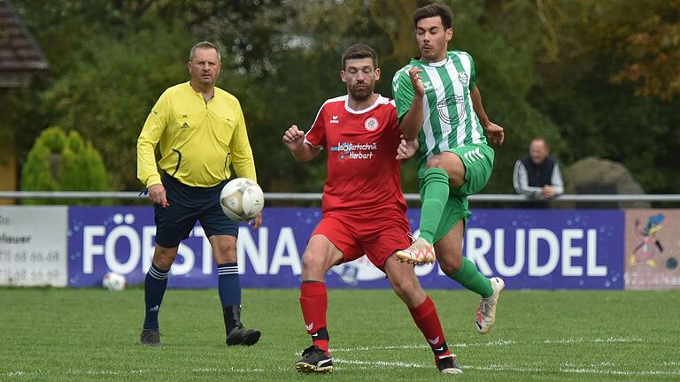 Während sich der FC Fladungen (rechts Joshua Klipp) mit einem knappen 1:0-Erfolg in die Winterpause verabschiedete, fand am Wochenende zum dritten mal in Folge ein Spiel mit Beteiligung des VfL Sportfreunde Bad Neustadt (links Dominik Hüllmantel) nicht statt.&nbsp;