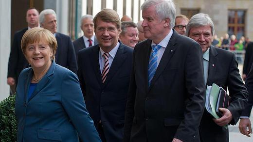 CDU-Vertreter vor den Sondierungsgesprächen       -  Bundeskanzlerin Merkel (l-r), Kanzleramtsminister Pofalla, der bayerische Ministerpräsident und CSU-Vorsitzende Seehofer und der hessische Ministerpräsident Bouffier vor den Sondierungsgesprächen mit der SPD in Berlin. Foto: Tim Brakemeier