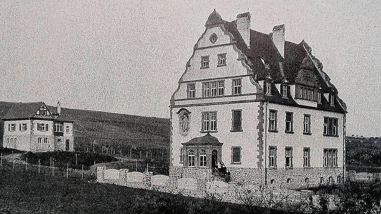 Ein stattliches Bauwerk im Stil der Neurenaissance: Das „Distriktkrankenhaus Dettelbach“ stand 1906 noch in freier Flur. Links im Bild ist der „Isolierbau“ für ansteckende Patienten zu sehen. Schon damals hatte das Haus einen großen Garten. Ein stattliches Bauwerk im Stil der Neurenaissance: Das „Distriktkrankenhaus Dettelbach“ stand 1906 noch in freier Flur. Links im Bild ist der „Isolierbau“ für ansteckende Patienten zu sehen. Schon damals hatte das Haus einen großen Garten.