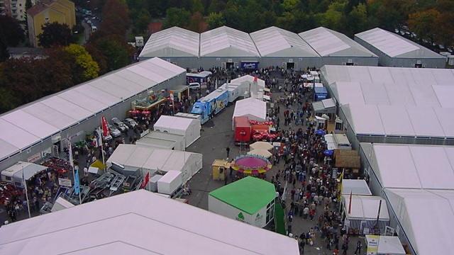 Ende August beginnen die Aufbauarbeiten der Zelte für die Ufra 2020 auf dem Volksfestplatz in Schweinfurt. Stattfinden soll sie vom 26. September bis 4. Oktober. Das Bild stammt aus dem Jahr 2012.