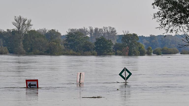 Hochwasser in Brandenburg - Die Oder bei Ratzdorf (Oder-Spree) „verschluckt” inzwischen Schilder im Fluss. Der Pegelstand steigt auch noch weiter. Hochwasser in Brandenburg - Die Oder bei Ratzdorf (Oder-Spree) „verschluckt” inzwischen Schilder im Fluss. Der Pegelstand steigt auch noch weiter.