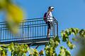 'MainWeitBlick' in Wertheim. Mitten in der Weinbergslage Ebenain befindet sich dieser 2022 erschaffene Aussichtspunkt mit einem sechs Meter langen Steg und einem grandiosen Panoramablick von den Weinbergen ins Maintal.