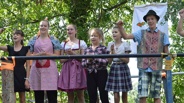 Für Kinder und Jugendliche die Wege ins Theater zu ebnen, ist Ziel des vom Bund geförderten Projekts, das die Maßbacher Theatermacher sich auf die Fahnen geschrieben haben. Mit zehn Kindern aus der Region stellten sie das Theaterstück 'HeimatKinder' auf die Beine. Am 20. Juli 2018 ist Premiere.