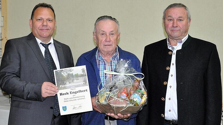 Als Dankeschön für seine 15-jährige Betreuung der Fischerhütte an den Gernacher Seen als "Hüttenwirt" bekommt Engelbert Heck einen Brotzeitkorb und eine Urkunde von den beiden Vorsitzenden des SAV überreicht. Als Dankeschön für seine 15-jährige Betreuung der Fischerhütte an den Gernacher Seen als "Hüttenwirt" bekommt Engelbert Heck einen Brotzeitkorb und eine Urkunde von den beiden Vorsitzenden des SAV überreicht.