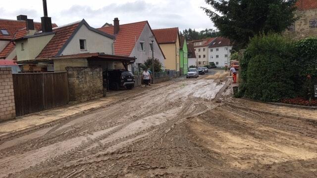 Gewitter und Starkregen in der Nacht zum Sonntag sorgten in Estenfeld für Dauereinsätze der Feuerwehr, die unter anderem Schlammlawinen in den Straßen räumen musste. Gewitter und Starkregen in der Nacht zum Sonntag sorgten in Estenfeld für Dauereinsätze der Feuerwehr, die unter anderem Schlammlawinen in den Straßen räumen musste.
