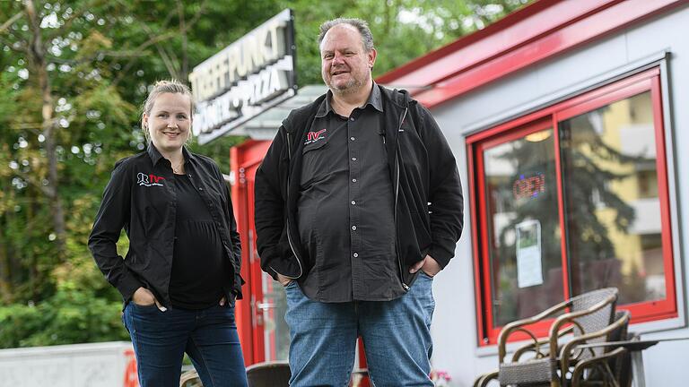 Der 'Dadord Würzburg' plant eine neue Folge.&nbsp;Regisseurin Franziska Greulich sowie Hauptdarsteller und Produzent Christian Kelle vor der Stamm-Dönerbude des Privatermittlers Axel Strick in der Lindleinsmühle.