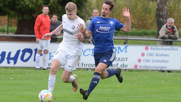 Laufduell zwischen dem Karlburger Adrian Winter (links) und Marcial Weisensel vom TSV Gochsheim. Laufduell zwischen dem Karlburger Adrian Winter (links) und Marcial Weisensel vom TSV Gochsheim.