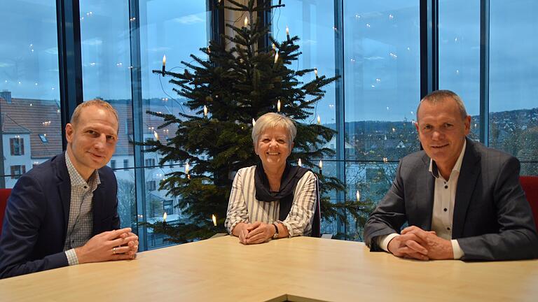 Die neue städtische Seniorenbeauftragte Andrea Dürr (Mitte) mit Marktheidenfelds Erster Bürgermeister Thomas Stamm (rechts) und Geschäftsleitendem Beamten Matthias Hanakam. Die neue städtische Seniorenbeauftragte Andrea Dürr (Mitte) mit Marktheidenfelds Erster Bürgermeister Thomas Stamm (rechts) und Geschäftsleitendem Beamten Matthias Hanakam.