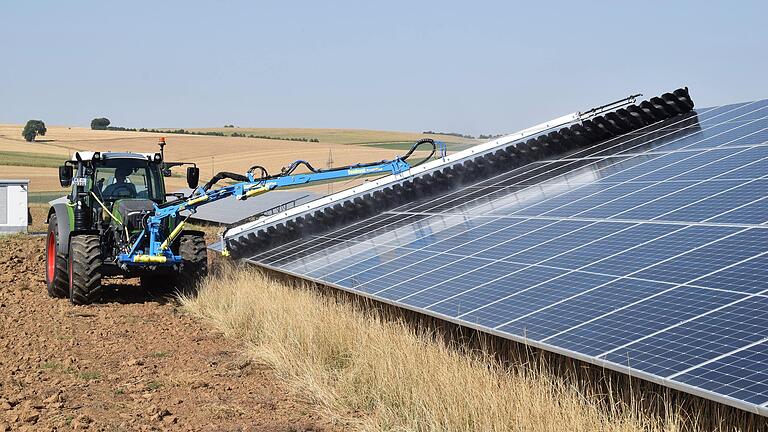 Ein Solarpark auf einer Ackerfläche in Martinsheim: Wenn aus der geplanten Projektentwicklungsgesellschaft etwas wird, soll der Bau solcher Anlagen künftig besser koordiniert werden.