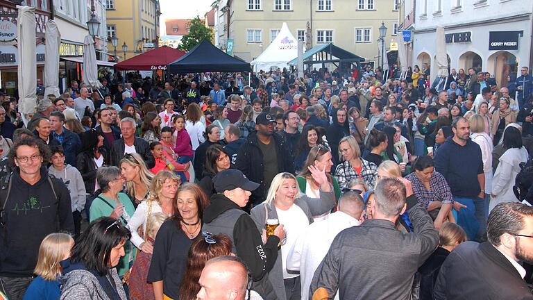 Wenn am Kitzinger Marktplatz so dichtes Gedränge herrscht, ist wieder Stadtfest. Die Aufnahme stammt aus dem vergangenen Jahr. Wenn am Kitzinger Marktplatz so dichtes Gedränge herrscht, ist wieder Stadtfest. Die Aufnahme stammt aus dem vergangenen Jahr.