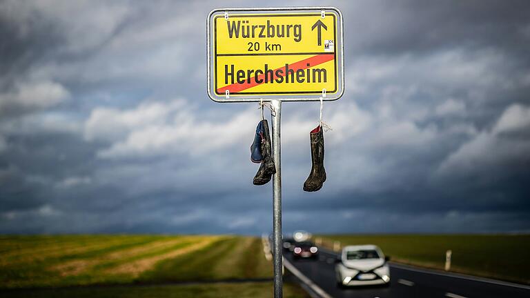 Landwirte protestierten kürzlich mit Gummistiefeln an Ortsschildern.