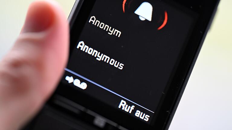 Symbolbild Unerlaubte Telefonwerbung - ILLUSTRATION - Ein Mann hält ein Festnetz-Telefon, auf dem ein anonymer Anruf eingeht (gestellte Szene). Symbolbild Unerlaubte Telefonwerbung - ILLUSTRATION - Ein Mann hält ein Festnetz-Telefon, auf dem ein anonymer Anruf eingeht (gestellte Szene).