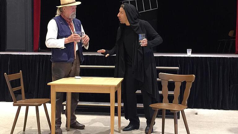 Proben zu „Der Brandnerkaspar schaut ins Paradies“ in der Burghalle: Der „Boanlkramer“ (Richard Putzinger, rechts) will Brandner (Wolfram Kunkel) davon überzeugen, dass seine Zeit abgelaufen ist. Proben zu „Der Brandnerkaspar schaut ins Paradies“ in der Burghalle: Der „Boanlkramer“ (Richard Putzinger, rechts) will Brandner (Wolfram Kunkel) davon überzeugen, dass seine Zeit abgelaufen ist.