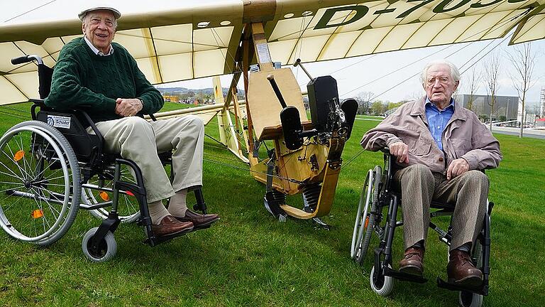 Legenden der Würzburger Luftfahrt zu Besuch bei der Landesgartenschau am Greinberg: Hubert Greim (links), Sohn des ehemaligen Flugleiters und Jagdfliegers Robert Ritter von Greim, und das Gründungsmitglied des Flugsport-Clubs Würzburg Helmut Meyer, der bald 100 Jahre alt wird. Im Bild hinten der historische Schulgleiter SG38, der auf der Landesgartenschau ausgestellt ist.