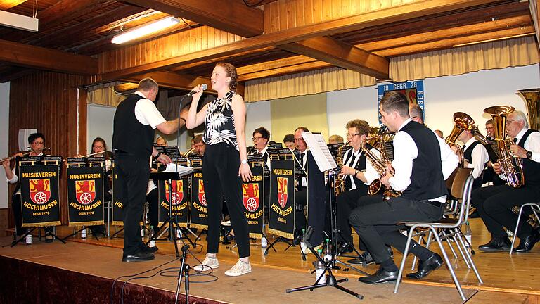 Nach akribischer Vorbereitung: Mit dem Frühlingskonzert im sehr gut besuchten Konradsaal setzte der Musikverein Hochhausen unter dem erstmals den Taktstock schwingenden neuen Dirigenten Reiner Rödiger erneut ein beeindruckendes Ausrufezeichen. Nach akribischer Vorbereitung: Mit dem Frühlingskonzert im sehr gut besuchten Konradsaal setzte der Musikverein Hochhausen unter dem erstmals den Taktstock schwingenden neuen Dirigenten Reiner Rödiger erneut ein beeindruckendes Ausrufezeichen.