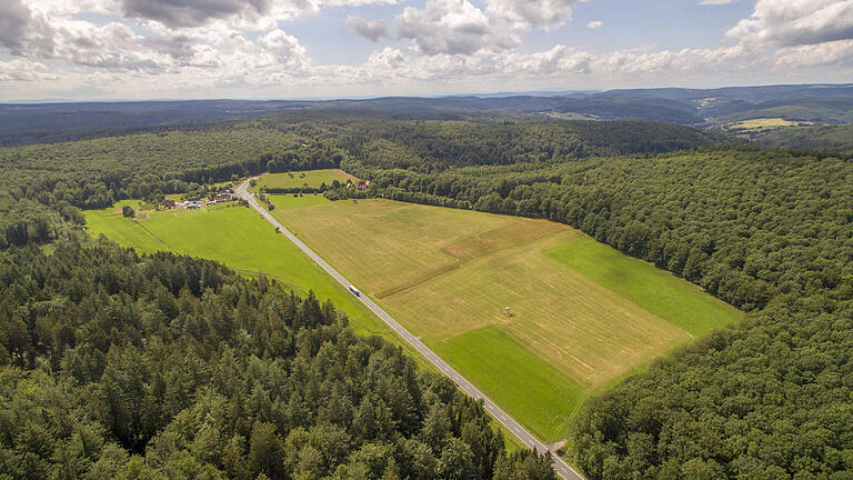 Auf einem Teilbereich der Wiesen rechts von der Bundesstraße soll der Solarpark am Bischborner Hof verwirklicht werden. Auf einem Teilbereich der Wiesen rechts von der Bundesstraße soll der Solarpark am Bischborner Hof verwirklicht werden.
