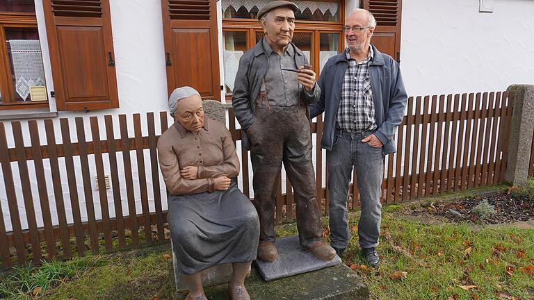 Herbert Holzheimer hat neue Skulpturen auf dem Grundstück vor seinem Haus in Langenleiten aufgestellt. Eine seiner Lieblingsfiguren ist die Skulptur des Kleinsassener Bauern Friedrich Weber. Andere, schon vorhandene Figuren hat er mit Farbe bemalt.