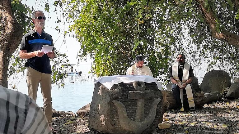 Direkt am Ufer des Sees Gennesaret wurde ein Gottesdienst abgehalten. Direkt am Ufer des Sees Gennesaret wurde ein Gottesdienst abgehalten.