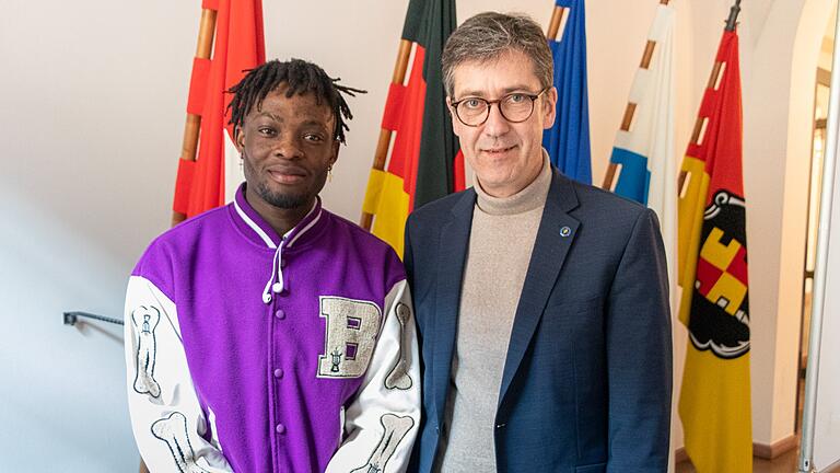 Osaivbie Ekogiawe (links) mit Würzburgs Oberbürgermeister Christian Schuchardt, der an den Petitionsausschuss des Landtags appellierte, Ekogiawie das Bleiberecht zu ermöglichen.