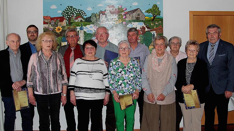 Anlässlich des 50-jährigen Bestehens des Vereins ehrten die Wanderfreunde Rentweinsdorf ihre Gründungsmitglieder. Mit im Bild Bürgermeister Steffen Kropp (Zweiter von links) und Vorsitzender Willi Andres (rechts).