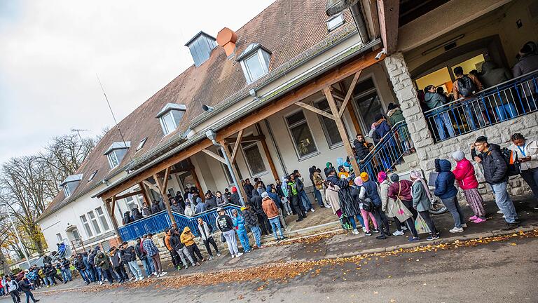 Noch nie waren so viele Menschen im unterfränkischen Ankerzentrum untergebracht. Am 7. November gab es mit 2101 Flüchtlingen den bisherigen Höchststand. Unser Foto zeigt die Warteschlange an der Essensausgabe.