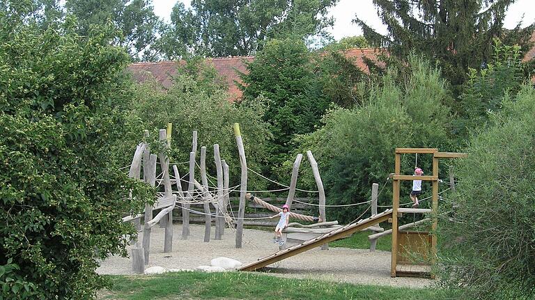 Klettern, rutschen und durch die Büsche streichen. Neben Spielgeräten laden auf dem Keltenspielplatz am Schwanberg auch Hecken und Bäume zum Spielen ein.&nbsp;