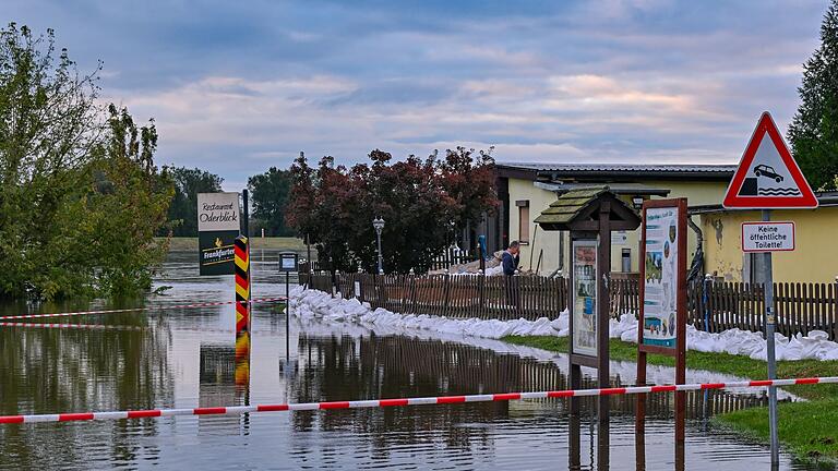 Hochwasser in Brandenburg - Das Wasser kommt einem Restaurant am Oderufer in Lebus gefährlich nahe - ein Wall aus Sandsäcken soll helfen. Hochwasser in Brandenburg - Das Wasser kommt einem Restaurant am Oderufer in Lebus gefährlich nahe - ein Wall aus Sandsäcken soll helfen.