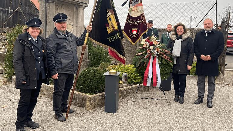 Landrat Thomas Eberth (r.) mit der 2. Bürgermeisterin von Ochsenfurt Rosa Behon (2. v. r.) und Vertretern der Freiwilligen Feuerwehr und des Schützenvereins von Tückelhausen bei der Gedenkfeier zum Volkstrauertag.