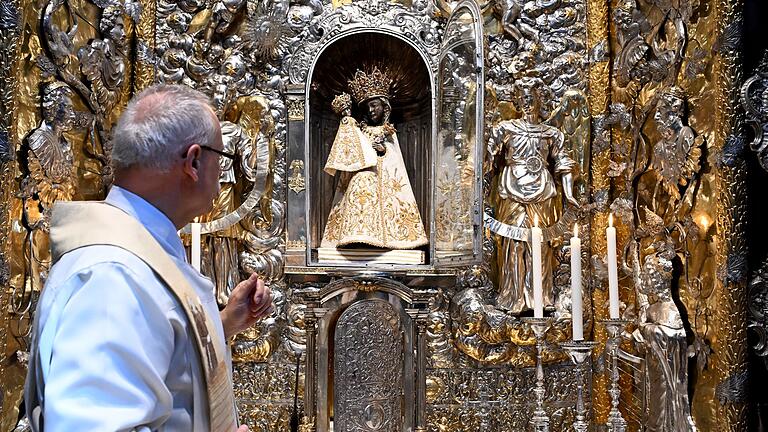 Doppelte schwarze Madonna       -  Zu den kirchlichen Festen wird die Schwarze Madonna umgekleidet - zu Ostern trägt sie ein weißes Gewand.