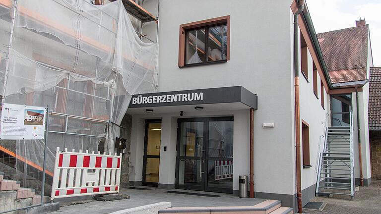 Zur endgültigen Fertigstellung der energetischen und behindertenfreundlichen Sanierung des Bürgerzentrums müssen noch brandschutztechnische Restarbeiten oberhalb des Festsaales erfolgen. Die zusätzliche Fluchttreppe aus Stahl wurde bereits vor vor einiger Zeit montiert.