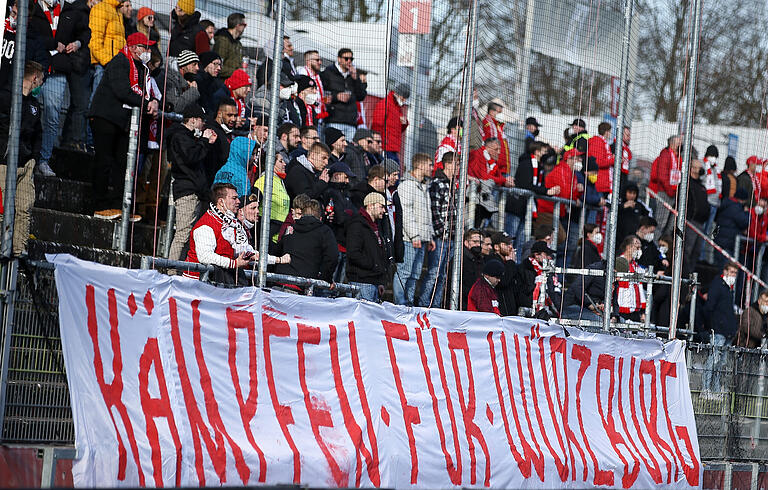 'Kämpfen für Würzburg' steht auf einem Banner am Dallenberg. Ein Großteil der Fans boykottiert aber weiterhin den Besuch der Spiele.