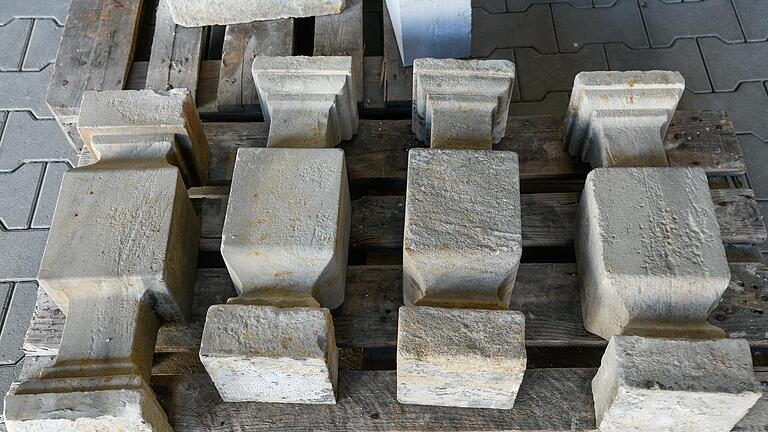 Restaurierte Teile der Balustrade der Mariensäule lagern im Hof des&nbsp;Steinmetzbetriebs 'Boris Rycek'.